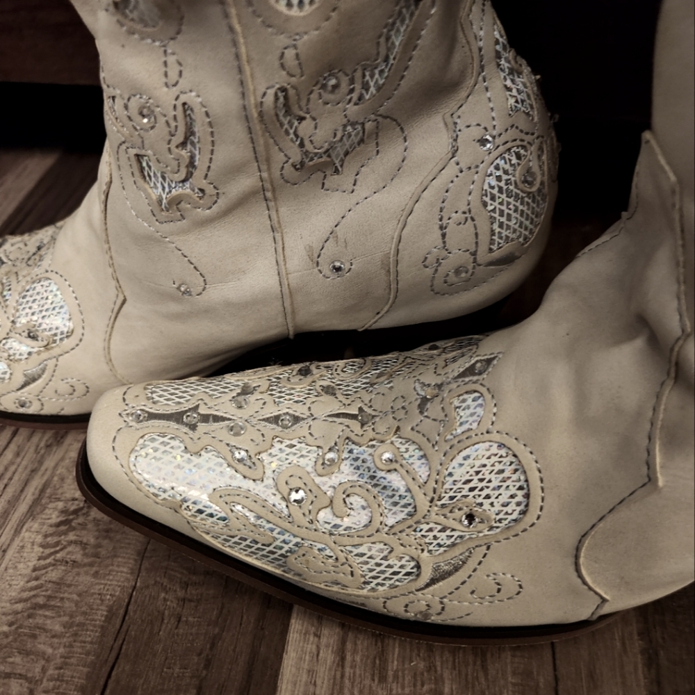 NWOT Cream and Silver Embellished Cowboy Boots size 38/7 Never Worn - Picture 7 of 9